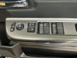 電動格納式リモコンドアミラーと、パワーウィンドウスイッチ等は運転席ドアにあります。