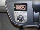 【オートエアコン】設定した温度になるように車が自動で風量や吹き出し口、冷暖房の強さを調整してくれるエアコンです。一度温度を設定すれば、自動で快適な室温を保ってくれるので運転に集中しやすいですよ♪