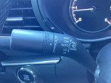 レバーをAUTOの位置にしているとき、レインセンサーが雨を感知すると、雨量に応じてワイパーが自動で作動してくれるオートワイパーを装備!設定変更で非作動にすると、間欠作動に固定されます。