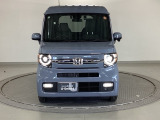 最新のLEDヘッドライトで、より明るく遠くまで照らします!フロントバンパーにはLEDフォグライトが装着されています。