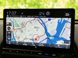 高精細な地図画面で、目的地までスムーズに。渋滞情報もリアルタイムで確認でき、快適なドライブをサポートします。道に迷う心配もありません。