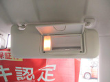 サンバイザー裏に身だしなみチェックに便利な【バニティミラー】がついてます!暗いときに便利な照明付。
