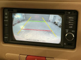 リバースギアに入れるだけで後方の表示へ切り替わります。夜間や雨の日の駐車も楽になりますよ。
