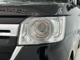 LEDヘッドライトは、点灯の瞬間から最大光量を発揮し、突然暗くなるトンネルなどでの安定感を高めます。