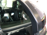 【ブラインドスポットインフォメーション】走行中に、斜め後ろの車を検知すると、ドアミラーのマーク点灯にてお知らせします。