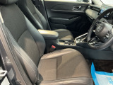 運転席シートは長時間の運転でも疲れにくい快適設計。体をしっかり支える形状で、安定したドライビングをサポートします。