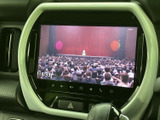 停車中にテレビや動画を楽しめる機能付き。休憩時間などにリラックスできます。(走行中の視聴は法律で禁止されています)。
