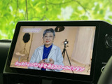 停車中に楽しめるTV機能を搭載。長距離移動や休憩時間も、お気に入りの番組でリラックスできます。快適なドライブをさらに充実させます。