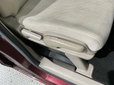 シートハイトアジャスターが付いているので運転姿勢を調整するのに便利ですね。身長に合ったシートポジションは安全運転や疲労軽減にもつながります。