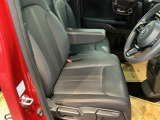 フィット感のあるシート。しっかりと支えてくれるので、長時間の運転を快適にサポートしてくれます。