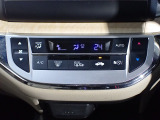 運転席からも手が届きやすく、操作しやすい空調コントロールパネル。オートエアコンなので操作の煩わしさが無くオールシーズン快適にドライブできます。快適空間で運転に集中できますね。