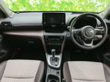 開放感のある室内空間が広がります。ドライバーの視界を確保し、快適な運転をサポートします。落ち着いた色調です。