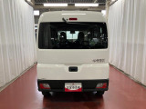 跳ね上げ式バックドアなので、雨天時の荷物の出し入れの際も濡れにくいです。