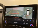 【パノラミックビューモニター】映像で、見づらい車両周辺の確認をアシスト。クルマを真上から見ているような映像を表示。 運転席から確認しにくい車両周囲の状況を把握。