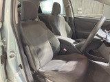 乗り降りがしやすい空間設計。運転席からの視界も広く、運転操作もスムーズに行えます。快適なドライブをサポートするシートです。