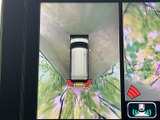 駐車時の安全性を高めるバックモニター。死角をカバーし、狭い場所でもスムーズな駐車をサポートします。安全運転をサポートする頼もしい機能です。