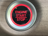 握りやすいステアリングは、運転操作をスムーズにします。オーディオやハンズフリー通話の操作も可能で、運転に集中できます。快適なドライビングをサポート。