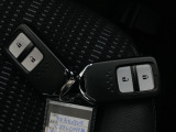 家族やパートナーと個別に持てるため、貸し借りの手間がなくスムーズに乗車できます。また、メインキーを自宅に置いたまま、もう一方をサブとして常に鞄に入れておけるため、持ち出し忘れを防げる点も便利です。