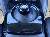 電制シフト。手のひらで包むようにして、手首を軽く動かすだけでシフトできる、マウス感覚のシフト。