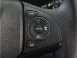 ◆アダプティブクルーズコントロール◆予め設定した車速内でクルマが自動的に加減速。前走車との適切な車間距離を維持しながら追従走行します。【LKAS】車線維持支援システムでステアリング操作を支援。