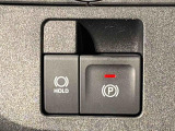 指先だけで簡単に操作が可能な電動パーキングブレーキを採用。「HOLD」スイッチを押すと、渋滞や信号待ちなどでブレーキペダルから足を離しても、ブレーキを保持するので安心です