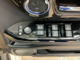 電動格納式リモコンドアミラーと、パワーウィンドウスイッチ等は運転席ドアにあります。