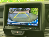 後方の安全確認をサポートするモニター。駐車時の狭い場所でも、スムーズな操作を可能にします。ガイドライン表示で、距離感も把握しやすい設計です。