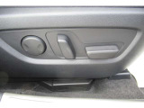 運転席には電動シートを装備☆