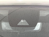 【スマートアシスト】走行中に前方の車両等を認識し、衝突しそうな時は警報とブレーキで衝突回避と被害軽減をアシスト。より安全にドライブをお楽しみいただけます。