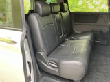 ゆったりとくつろげるシートが、同乗者にも快適な空間を提供します。広々とした足元で、リラックスした時間を過ごせます。家族みんなで楽しめます。