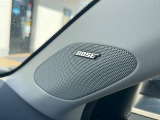 【BOSEサウンドシステム】メーカーオプションの高品位サウンドシステムを搭載。専用のチューニングが施された大小様々なスピーカーから良質なサウンドが奏でられ、臨場感あふれる音響空間を演出します。