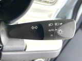【オートライト】周りの明るさに応じて自動でヘッドライトの点灯・消灯ができる機能です!ライトの付け忘れ・消し忘れなどが無くなり、雨の日や夕方の走行も安心!トンネル通過時も便利ですね♪