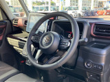 ドライバーの視界を妨げない、広々とした運転席。快適なドライビングをサポートする機能が充実しています。