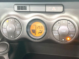【オートエアコン】一度お好みの温度に設定すれば、車内の温度を検知し風量や温度を自動で調整。暑い&hellip;寒い&hellip;と何度もスイッチ操作をする必要はありません。快適な車内空間には必須の機能ですね♪