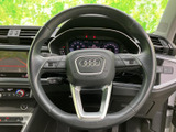 握りやすい形状のステアリングは、運転時の操作性を高めます。オーディオやハンズフリー通話など、便利な機能も操作可能です。