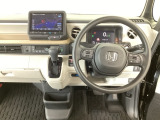 【ハンドル】運転にかかわる様々な操作を安全に行えるように視点移動が少なく操作性に配慮されたスイッチ類が凝縮されたコックピットです。