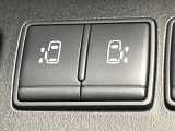 【両側パワースライドドア】スマートキーや運転席のスイッチで後席両側スライドドアの開閉が可能♪電動だから力を入れてドアを開ける必要が無く、小さなお子様でも簡単に開け閉めでき快適です♪