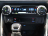 左右独立温度コントロールフルオートエアコンです。運転席、助手席それぞれで独立して温度設定ができます。冷え性の方が乗っても安心ですね♪