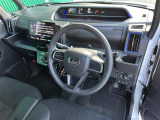 【運転席】座り心地が良いシートなので長時間の運転でも快適にお過ごしいただけます。新品のフロアマットのご注文も可能です。掲載箇所以外にご希望の写真がございましたらお気軽にお問い合わせ下さい。