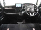 ◆インテリアパネル◆視界広々で非常に運転しやすくロングドライブでも疲れを感じさせないすっきりとまとまったインパネ周りです。