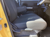 運転席にはドライバーの体型や好みに応じて前後方向だけでなく、高さの調整ができるシートリフターを装備!