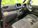 運転席からの視界は良好。操作しやすい位置に配置されたスイッチ類で、安全運転をサポートします。上質な素材使いも魅力です。