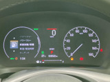 視認性の高いメーター類が、運転に必要な情報を的確に伝えます。スタイリッシュなデザインも魅力です。