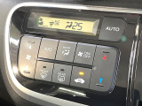 【オートエアコン】一度お好みの温度に設定すれば、車内の温度を検知し風量や温度を自動で調整。暑い&hellip;寒い&hellip;と何度もスイッチ操作をする必要はありません。快適な車内空間には必須の機能ですね♪