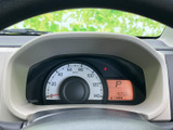 視認性の高いメーター類が、運転に必要な情報を分かりやすく表示します。速度や燃料残量などを一目で確認できます。安全運転をサポートします。