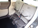 ◆チップアップ&ダイブダウン機構付【ULTR SEAT】は後席座面を左右分割で跳ね上げることができます。トランクで積載できない背の高い荷物をラクラク収納できます。ホンダ車ならではの人気装備です。