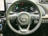 握りやすい形状で、運転操作をスムーズに行えます。操作性に優れ、快適なドライビング体験を提供します。