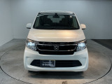 【HID】ディスチャージヘッドライトが装備されています。夜間走行時や雨の日に明るく安全に前方を照らすことが出来ます。対向車からも見えやすいので相手に接近を知らせることも出来ます。