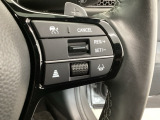 【アダプティブ・クルーズ・コントロール】予め設定した車速内でクルマが自動的に加減速。 前走車との適切な車間距離を維持しながら追従走行し、高速道路でのドライバーの疲労を軽減してくれる嬉しい機能付♪