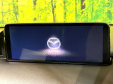 【10.25インチマツダコネクト】車内の雰囲気にマッチした大型ディスプレイ。スマホ接続でのナビ使用やBluetooth再生等、様々な機能が楽しめます。直感的なダイヤル操作が可能で、使い勝手も良好です。